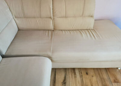 beiges Sofa nach der Reinigung im nassen Zustand